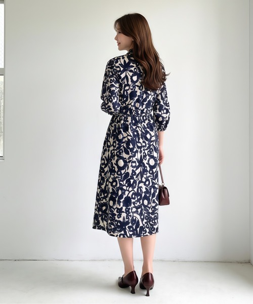 Sew loop(ソーループ)の「綿100%フラワープリントワンピース(シャツワンピース・レディース・ネイビー・M)」の10枚目の写真
