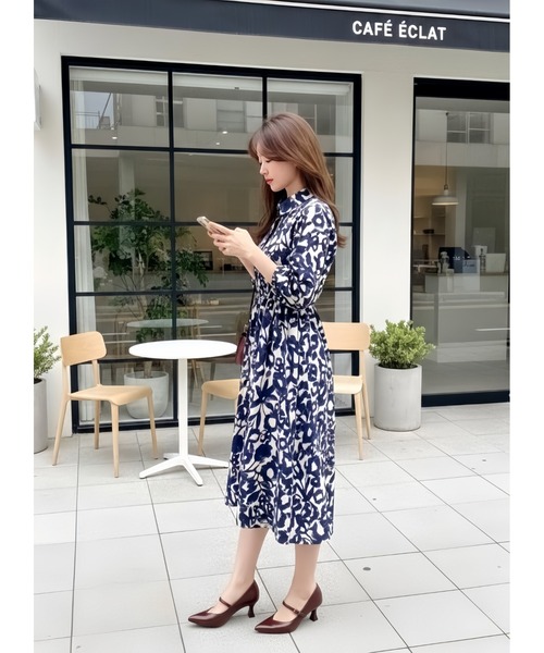 Sew loop(ソーループ)の「綿100%フラワープリントワンピース(シャツワンピース・レディース・ネイビー・M)」の2枚目の写真