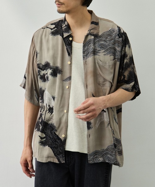 REMI RELIEF(レミレリーフ)の「【REMI RELIEF/レミレリーフ】鶴柄アロハシャツ(シャツ/ブラウス・メンズ・ベージュ/グレー・M/L/XL)」の2枚目の写真