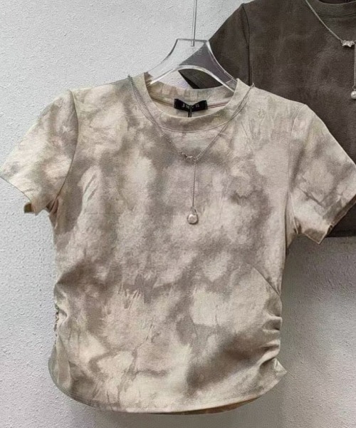 LETee(レティー)の「サイドシャーリングで美シルエット!トレンド感漂うショート丈トップス(Tシャツ/カットソー・レディース・ブラウン/ホワイト/グレー・FREE)」の5枚目の写真