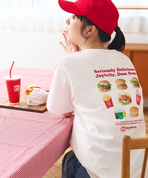 coen(コーエン)の「【DOMDOM(ドムドム)×coen】アソートロゴプリントユニTシャツ(WEB限定サイズあり)(Tシャツ/カットソー・レディース・レッド/ナチュラル/ライトグレー/オフホワイト/その他1/その他2/ダークグレー/その他3・M/XL/L)」の2枚目の写真