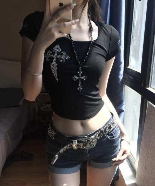 SHEPP(シープ)の「ラインストーン クロスプリント タイトフィット 半袖Tシャツ(Tシャツ/カットソー・レディース・ホワイト/ブラック・S/M)」の5枚目の写真