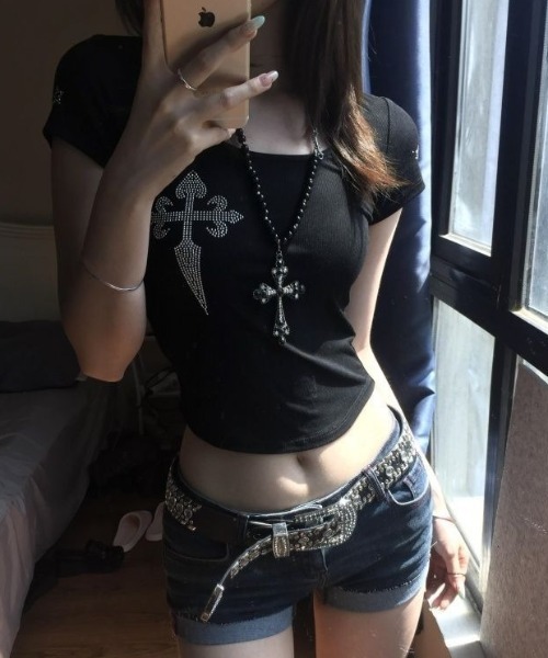 SHEPP(シープ)の「ラインストーン クロスプリント タイトフィット 半袖Tシャツ(Tシャツ/カットソー・レディース・ホワイト/ブラック・S/M)」の6枚目の写真