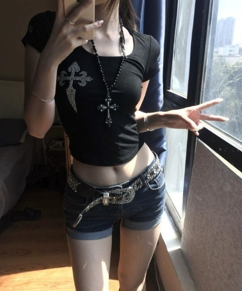 SHEPP(シープ)の「ラインストーン クロスプリント タイトフィット 半袖Tシャツ(Tシャツ/カットソー・レディース・ホワイト/ブラック・S/M)」の7枚目の写真