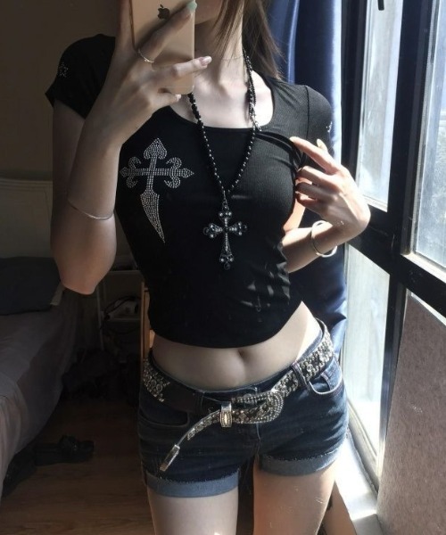 SHEPP(シープ)の「ラインストーン クロスプリント タイトフィット 半袖Tシャツ(Tシャツ/カットソー・レディース・ホワイト/ブラック・S/M)」の4枚目の写真