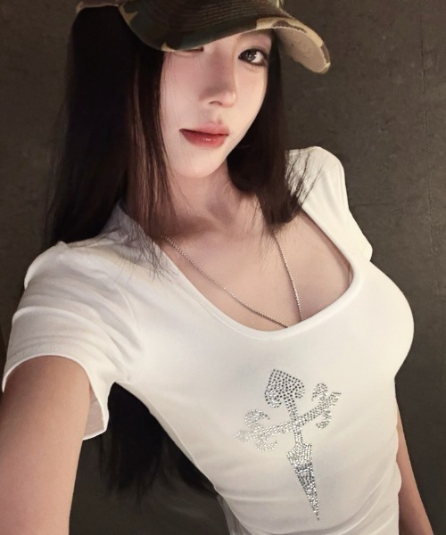 SHEPP(シープ)の「ラインストーン クロスプリント タイトフィット 半袖Tシャツ(Tシャツ/カットソー・レディース・ホワイト/ブラック・S/M)」の20枚目の写真