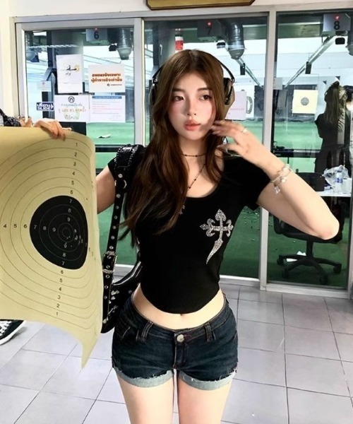 SHEPP(シープ)の「ラインストーン クロスプリント タイトフィット 半袖Tシャツ(Tシャツ/カットソー・レディース・ホワイト/ブラック・S/M)」の19枚目の写真