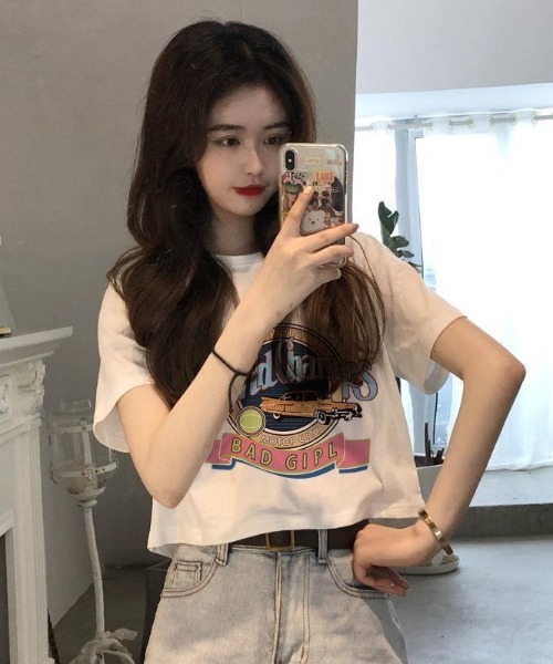Emilie（エミリー）の「ヴィンテージロゴプリントクロップド丈Tシャツ（Tシャツ/カットソー・レディース・ブラック/ホワイト・FREE）」の3枚目の写真