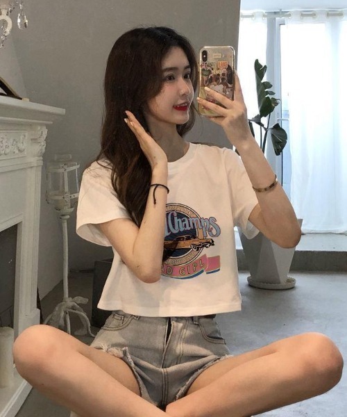 Emilie（エミリー）の「ヴィンテージロゴプリントクロップド丈Tシャツ（Tシャツ/カットソー・レディース・ブラック/ホワイト・FREE）」の7枚目の写真