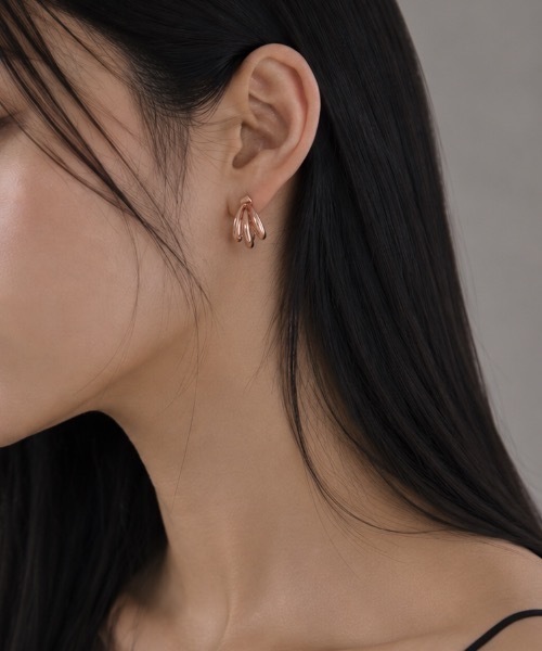 MIMILINE(ミミライン)の「変形ループピアス/サージカルステンレス(ピアス(両耳用)・レディース・シルバー/ピンクゴールド・FREE)」の2枚目の写真