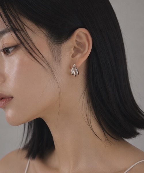 MIMILINE(ミミライン)の「変形ループピアス/サージカルステンレス(ピアス(両耳用)・レディース・シルバー/ピンクゴールド・FREE)」の1枚目の写真