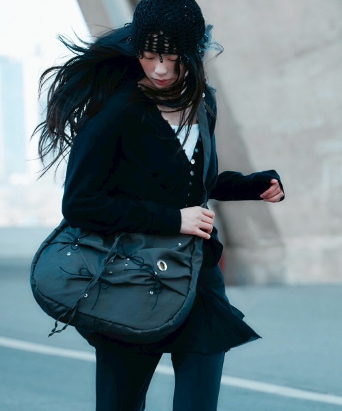 Never mind the XU / Chikashitsu+（ネバーマインド ザ エックスユー / チカシツプラス）の「【YEOMIM x Miseki seoul】Messy bag / 【ヨミム×ミセキソウル】アイレットリボンストライプショルダーバッグ（ショルダーバッグ・レディース・ブラウン/ネイビー・ONE SIZE）」の2枚目の写真