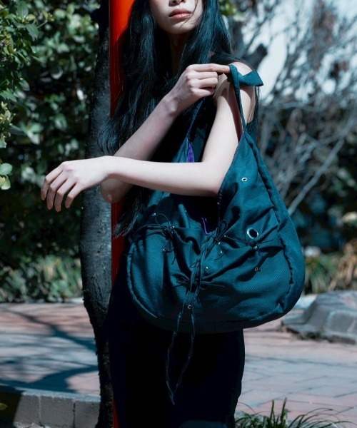Never mind the XU / Chikashitsu+（ネバーマインド ザ エックスユー / チカシツプラス）の「【YEOMIM x Miseki seoul】Messy bag / 【ヨミム×ミセキソウル】アイレットリボンストライプショルダーバッグ（ショルダーバッグ・レディース・ブラウン/ネイビー・ONE SIZE）」の11枚目の写真