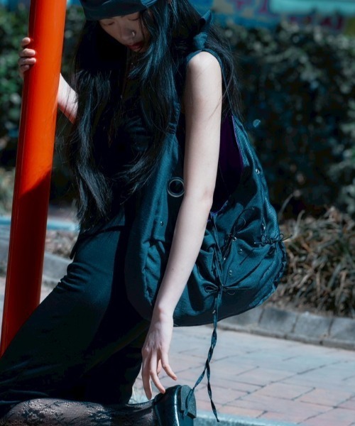 Never mind the XU / Chikashitsu+（ネバーマインド ザ エックスユー / チカシツプラス）の「【YEOMIM x Miseki seoul】Messy bag / 【ヨミム×ミセキソウル】アイレットリボンストライプショルダーバッグ（ショルダーバッグ・レディース・ブラウン/ネイビー・ONE SIZE）」の12枚目の写真