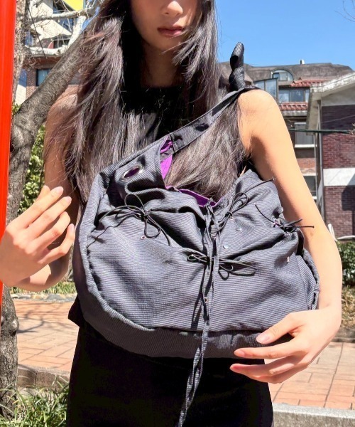 Never mind the XU / Chikashitsu+（ネバーマインド ザ エックスユー / チカシツプラス）の「【YEOMIM x Miseki seoul】Messy bag / 【ヨミム×ミセキソウル】アイレットリボンストライプショルダーバッグ（ショルダーバッグ・レディース・ブラウン/ネイビー・ONE SIZE）」の15枚目の写真