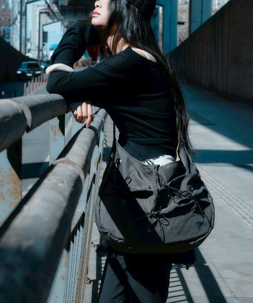 Never mind the XU / Chikashitsu+（ネバーマインド ザ エックスユー / チカシツプラス）の「【YEOMIM x Miseki seoul】Messy bag / 【ヨミム×ミセキソウル】アイレットリボンストライプショルダーバッグ（ショルダーバッグ・レディース・ブラウン/ネイビー・ONE SIZE）」の5枚目の写真