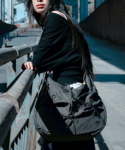 Never mind the XU / Chikashitsu+（ネバーマインド ザ エックスユー / チカシツプラス）の「【YEOMIM x Miseki seoul】Messy bag / 【ヨミム×ミセキソウル】アイレットリボンストライプショルダーバッグ（ショルダーバッグ・レディース・ブラウン/ネイビー・ONE SIZE）」の3枚目の写真