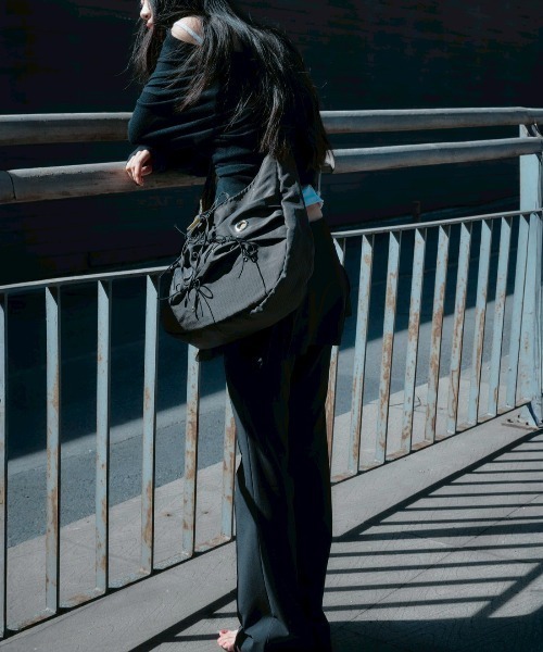Never mind the XU / Chikashitsu+（ネバーマインド ザ エックスユー / チカシツプラス）の「【YEOMIM x Miseki seoul】Messy bag / 【ヨミム×ミセキソウル】アイレットリボンストライプショルダーバッグ（ショルダーバッグ・レディース・ブラウン/ネイビー・ONE SIZE）」の6枚目の写真