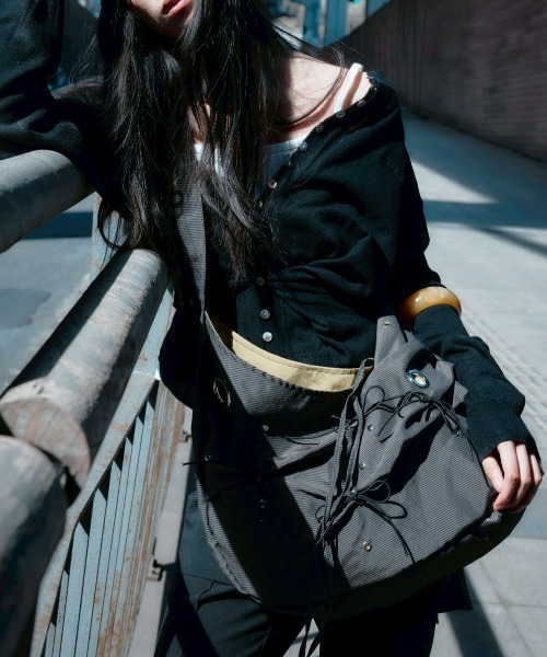Never mind the XU / Chikashitsu+（ネバーマインド ザ エックスユー / チカシツプラス）の「【YEOMIM x Miseki seoul】Messy bag / 【ヨミム×ミセキソウル】アイレットリボンストライプショルダーバッグ（ショルダーバッグ・レディース・ブラウン/ネイビー・ONE SIZE）」の4枚目の写真