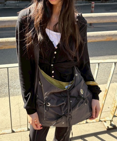 Never mind the XU / Chikashitsu+（ネバーマインド ザ エックスユー / チカシツプラス）の「【YEOMIM x Miseki seoul】Messy bag / 【ヨミム×ミセキソウル】アイレットリボンストライプショルダーバッグ（ショルダーバッグ・レディース・ブラウン/ネイビー・ONE SIZE）」の7枚目の写真