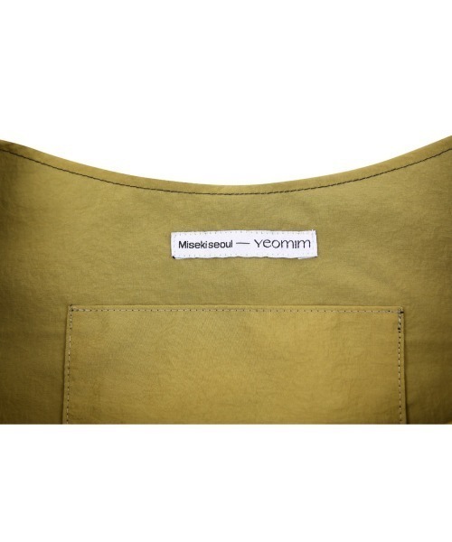 Never mind the XU / Chikashitsu+（ネバーマインド ザ エックスユー / チカシツプラス）の「【YEOMIM x Miseki seoul】Messy bag / 【ヨミム×ミセキソウル】アイレットリボンストライプショルダーバッグ（ショルダーバッグ・レディース・ブラウン/ネイビー・ONE SIZE）」の10枚目の写真