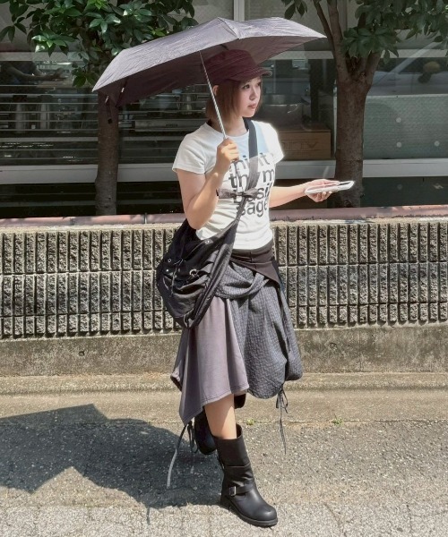 Never mind the XU / Chikashitsu+（ネバーマインド ザ エックスユー / チカシツプラス）の「【YEOMIM x Miseki seoul】Messy bag / 【ヨミム×ミセキソウル】アイレットリボンストライプショルダーバッグ（ショルダーバッグ・レディース・ブラウン/ネイビー・ONE SIZE）」の11枚目の写真