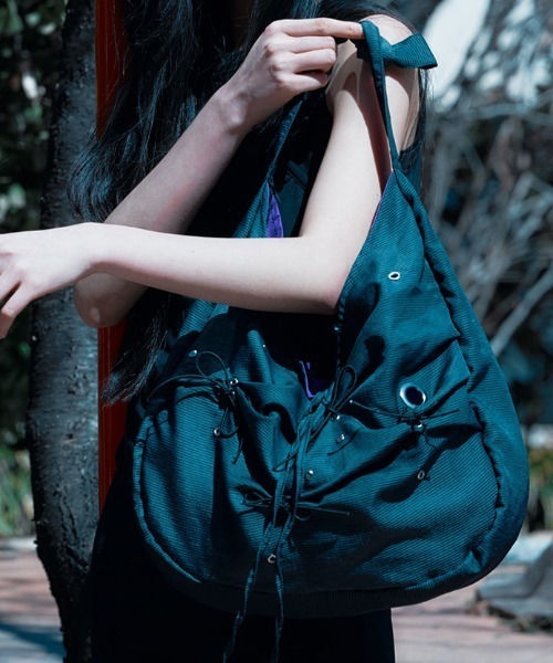 Never mind the XU / Chikashitsu+（ネバーマインド ザ エックスユー / チカシツプラス）の「【YEOMIM x Miseki seoul】Messy bag / 【ヨミム×ミセキソウル】アイレットリボンストライプショルダーバッグ（ショルダーバッグ・レディース・ブラウン/ネイビー・ONE SIZE）」の7枚目の写真