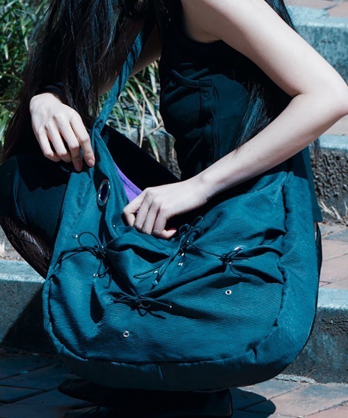Never mind the XU / Chikashitsu+（ネバーマインド ザ エックスユー / チカシツプラス）の「【YEOMIM x Miseki seoul】Messy bag / 【ヨミム×ミセキソウル】アイレットリボンストライプショルダーバッグ（ショルダーバッグ・レディース・ブラウン/ネイビー・ONE SIZE）」の8枚目の写真