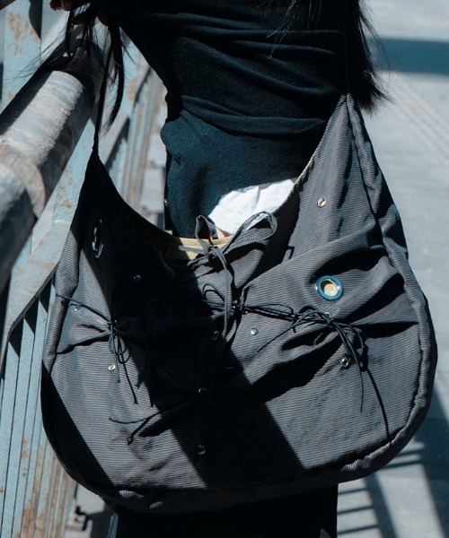Never mind the XU / Chikashitsu+（ネバーマインド ザ エックスユー / チカシツプラス）の「【YEOMIM x Miseki seoul】Messy bag / 【ヨミム×ミセキソウル】アイレットリボンストライプショルダーバッグ（ショルダーバッグ・レディース・ブラウン/ネイビー・ONE SIZE）」の4枚目の写真