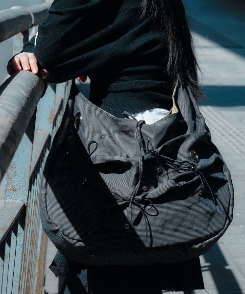 Never mind the XU / Chikashitsu+（ネバーマインド ザ エックスユー / チカシツプラス）の「【YEOMIM x Miseki seoul】Messy bag / 【ヨミム×ミセキソウル】アイレットリボンストライプショルダーバッグ（ショルダーバッグ・レディース・ブラウン/ネイビー・ONE SIZE）」の3枚目の写真