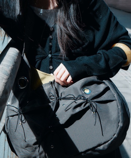 Never mind the XU / Chikashitsu+（ネバーマインド ザ エックスユー / チカシツプラス）の「【YEOMIM x Miseki seoul】Messy bag / 【ヨミム×ミセキソウル】アイレットリボンストライプショルダーバッグ（ショルダーバッグ・レディース・ブラウン/ネイビー・ONE SIZE）」の5枚目の写真