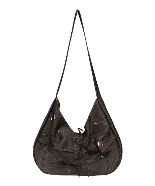 Never mind the XU / Chikashitsu+（ネバーマインド ザ エックスユー / チカシツプラス）の「【YEOMIM x Miseki seoul】Messy bag / 【ヨミム×ミセキソウル】アイレットリボンストライプショルダーバッグ（ショルダーバッグ・レディース・ブラウン/ネイビー・ONE SIZE）」の6枚目の写真