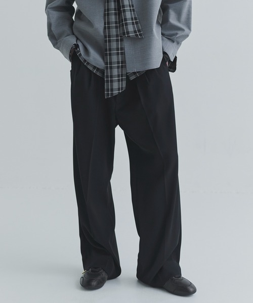 CULLNI(クルニ)の「Double Satin Decorative 3Tuck Wide Pants(スラックス・メンズ・ブルー/グリーン/ブラック/アッシュブラウン・2/1)」の2枚目の写真
