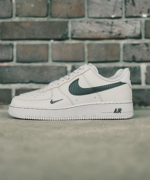 NIKE(ナイキ)の「AIR FORCE 1 '07 IV5732-002(スニーカー・メンズ・グレー・24.5cm/25.5cm/26.5cm/27.5cm/28.5cm/30.0cm/24.0cm/25.0cm/26.0cm/27.0cm/28.0cm/29.0cm)」の1枚目の写真