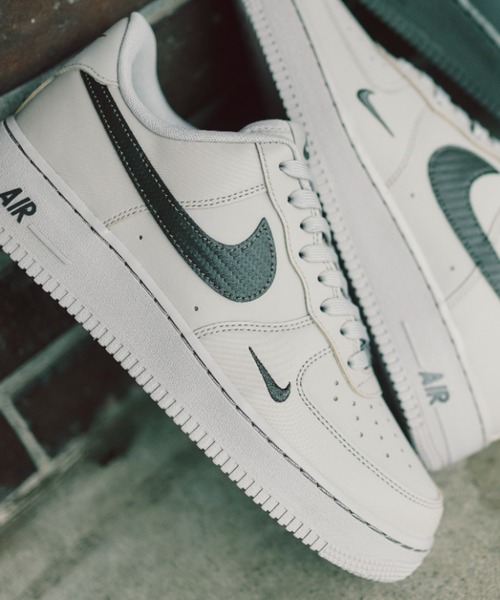 NIKE(ナイキ)の「AIR FORCE 1 '07 IV5732-002(スニーカー・メンズ・グレー・24.5cm/25.5cm/26.5cm/27.5cm/28.5cm/30.0cm/24.0cm/25.0cm/26.0cm/27.0cm/28.0cm/29.0cm)」の2枚目の写真