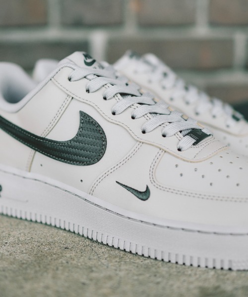 NIKE(ナイキ)の「AIR FORCE 1 '07 IV5732-002(スニーカー・メンズ・グレー・24.5cm/25.5cm/26.5cm/27.5cm/28.5cm/30.0cm/24.0cm/25.0cm/26.0cm/27.0cm/28.0cm/29.0cm)」の4枚目の写真