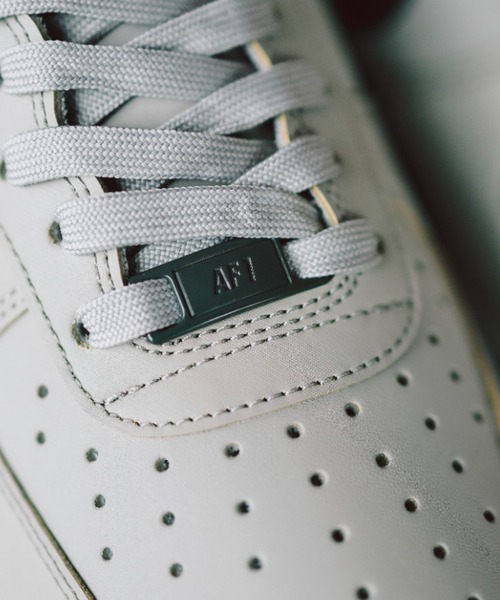 NIKE(ナイキ)の「AIR FORCE 1 '07 IV5732-002(スニーカー・メンズ・グレー・24.5cm/25.5cm/26.5cm/27.5cm/28.5cm/30.0cm/24.0cm/25.0cm/26.0cm/27.0cm/28.0cm/29.0cm)」の5枚目の写真