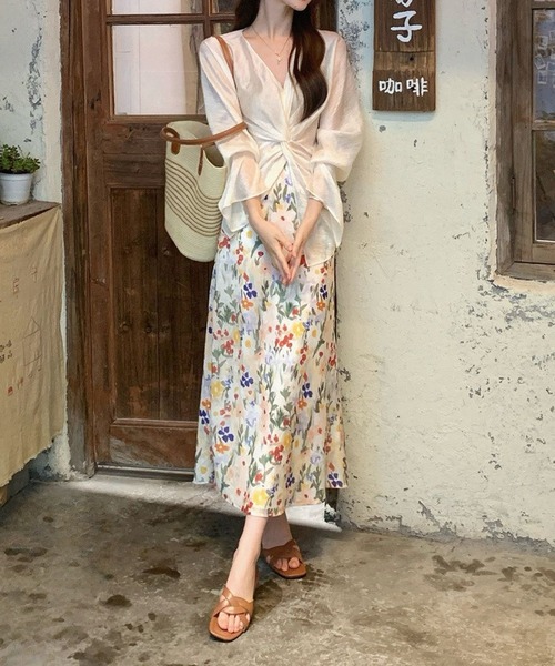 フロントツイスト 半袖シャツ × アートプリント マーメイドスカート