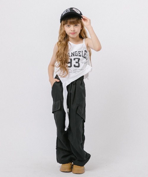 URBAN CHERRY(アーバンチェリー)の「フロントロゴプリントアシンメトリーフリルキャミ(キャミソール・キッズ・ホワイト/レッド・110cm/120cm/130cm/140cm/160cm)」の7枚目の写真