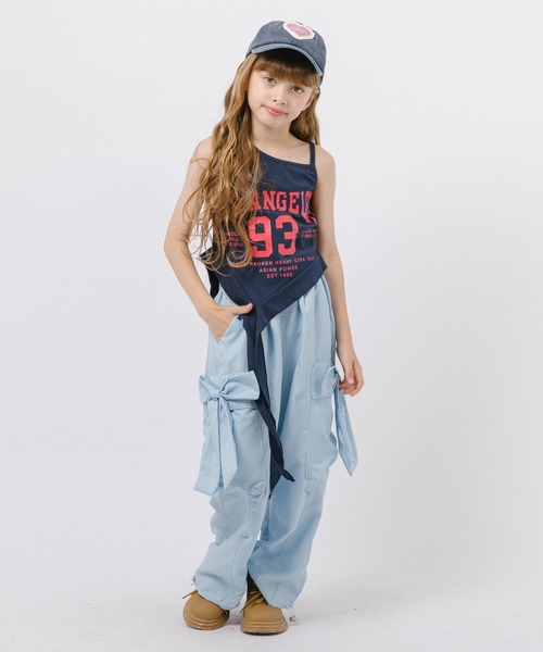 URBAN CHERRY(アーバンチェリー)の「フロントロゴプリントアシンメトリーフリルキャミ(キャミソール・キッズ・ホワイト/レッド・110cm/120cm/130cm/140cm/160cm)」の8枚目の写真
