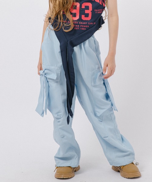 URBAN CHERRY(アーバンチェリー)の「フロントロゴプリントアシンメトリーフリルキャミ(キャミソール・キッズ・ホワイト/レッド・110cm/120cm/130cm/140cm/160cm)」の6枚目の写真