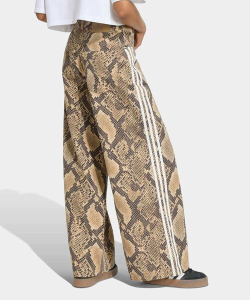 adidas(アディダス)の「スネークプリント デニム ルーズ パンツ / アディダスオリジナルス adidas Originals(その他パンツ・レディース・ベージュ・24/30/25/30/26/30/27/30/28/30/29/30/30W 30L/31W 30L/32W 30L)」の2枚目の写真