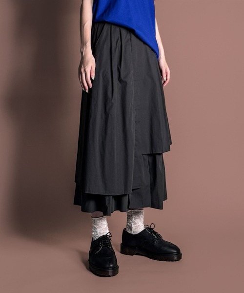 MAISON SELECT(メゾンセレクト)の「7E19 アシンメトリー レイヤードデザインスカート(スカート・レディース・チャコール/ブラック/ホワイト・FREE)」の4枚目の写真