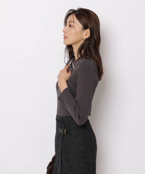 JUSGLITTY(ジャスグリッティー)の「パールトリム衿付きニット(ニット/セーター・レディース・ブラック/チャコールグレー/オフホワイト・2)」の5枚目の写真