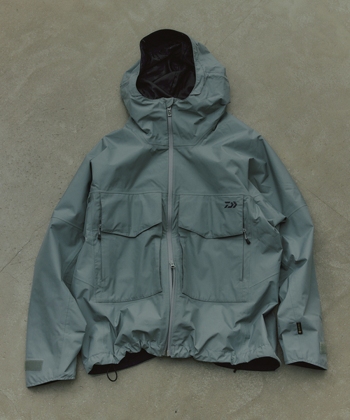JOURNAL STANDARD relume(ジャーナルスタンダード レリューム)の「DAIWA / ダイワ 別注 GORE-TEX マウンテン フィッシングジャケット(ナイロンジャケット・メンズ・エメラルドブルー/ブラック/グレー・MEDIUM/LARGE)」の2枚目の写真