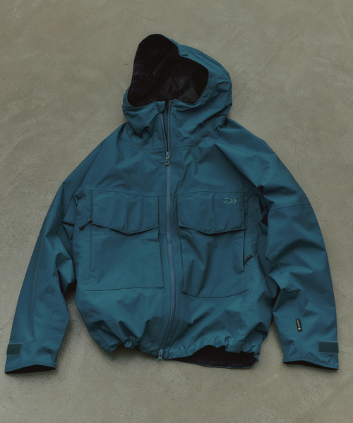 JOURNAL STANDARD relume(ジャーナルスタンダード レリューム)の「DAIWA / ダイワ 別注 GORE-TEX マウンテン フィッシングジャケット(ナイロンジャケット・メンズ・エメラルドブルー/ブラック/グレー・MEDIUM/LARGE)」の3枚目の写真