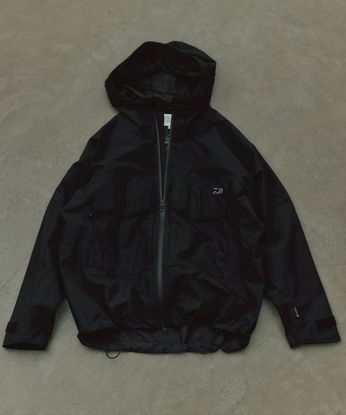 JOURNAL STANDARD relume(ジャーナルスタンダード レリューム)の「DAIWA / ダイワ 別注 GORE-TEX マウンテン フィッシングジャケット(ナイロンジャケット・メンズ・エメラルドブルー/ブラック/グレー・MEDIUM/LARGE)」の1枚目の写真