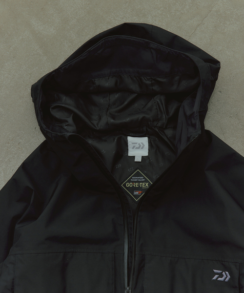JOURNAL STANDARD relume(ジャーナルスタンダード レリューム)の「DAIWA / ダイワ 別注 GORE-TEX マウンテン フィッシングジャケット(ナイロンジャケット・メンズ・エメラルドブルー/ブラック/グレー・MEDIUM/LARGE)」の4枚目の写真