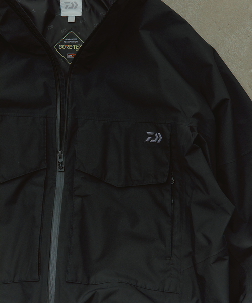 JOURNAL STANDARD relume(ジャーナルスタンダード レリューム)の「DAIWA / ダイワ 別注 GORE-TEX マウンテン フィッシングジャケット(ナイロンジャケット・メンズ・エメラルドブルー/ブラック/グレー・MEDIUM/LARGE)」の5枚目の写真