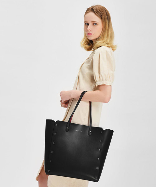 CHARLES & KEITH(チャールズ & キース)の「リバーシブルオーバーサイズトート / REVERSIBLE OVERSIZED TOTE(トートバッグ・レディース・ブラック/グリーン・XL)」の7枚目の写真